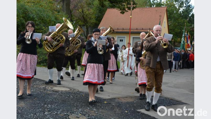Mit einem Kirchenzug begannen die Feiern zum 40-jährigen Bestehen des Katholischen Landvolks Leonberg. Angeführt von der Mitterteicher Stadtkapelle zogen die Vereine vom Pfarr- und Jugendheim zur Pfarrkirche St. Leonhard. Bild: jr