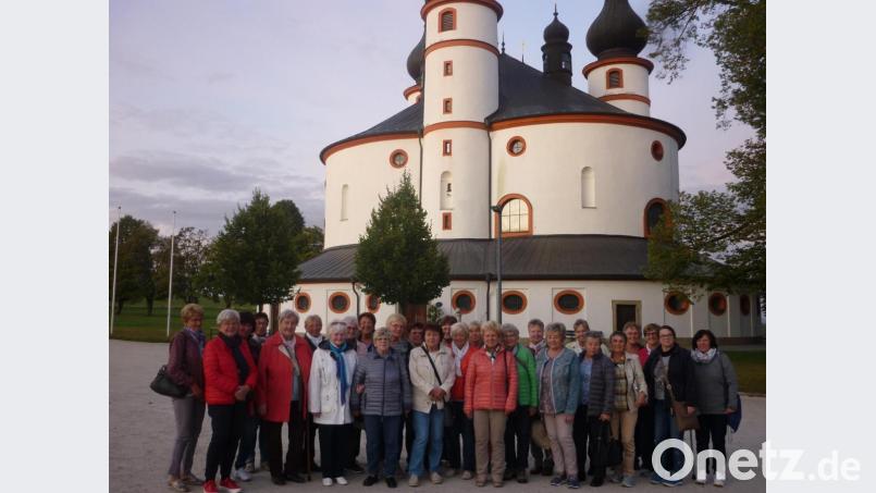 Die Teilnehmerinnen des Frauenbund-Ausflugs vor der Dreifaltigkeitskirche Kappl. Bild: exb