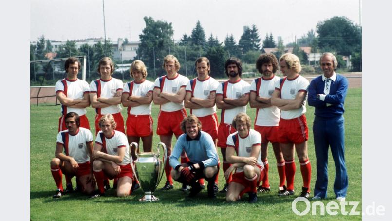 Nur Legenden, die europäischen Landesmeister des FC Bayern von 1974: Franz Beckenbauer steht ganz links, Dritter von links ist Rainer Zobel, der 1970 von Hannover 96 nach München gewechselt war. Trainer Udo Lattek (stehend rechts) ist mächtig stolz auf seine Truppe. Bild: agentur_dpa