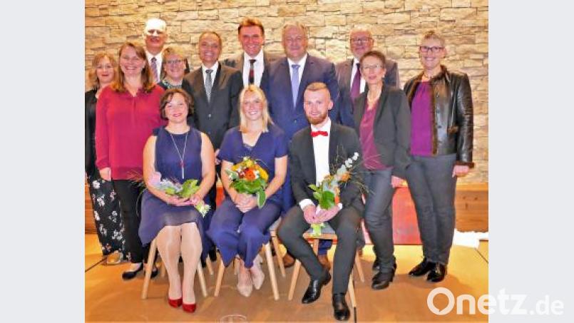 Die besten Absolventen (sitzend, von links) Katalin Toth (1,3), Valerie Berendes (1,0) und Jack Schröder (1,3) mit (von links) Sekretärin Stefanie Kurz, Klassleiterin Christine Eikam, Klassleiter Reiner Klopsch, Klassleiterin Sabine Sperber, stellvertretendem Vorstand Roland Ganzmann, Schulleiter Hans-Jürgen Bruhn, Landrat Richard Reisinger, Dritter Bürgermeister Hans-Jürgen Reitzenstein, Ärztin Barbara Wagner und Lehrerin Lydia Hölzle. Bild: wbe