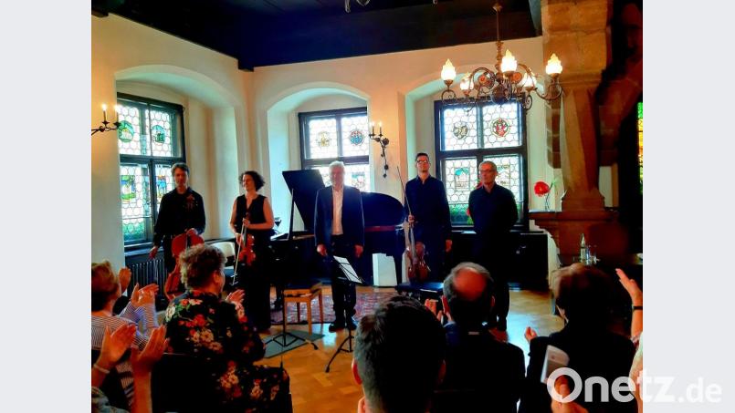 Das Humboldt-Quartett konzertierte das Klavierquartett Nr. 2 in a-Moll, op. 133, bei der Matinee „Max in Wörtern und Tönen“ zum Abschluss der Kammermusiktage des Max-Reger-Festivals im Alten Rathaus. In der Mitte der als „Tatort“-Kommissar bekannte Grimme-Preis-Träger Udo Wachtveitl. Er rezietierte Texte von und über Max Reger. Bild: Heiner Brückner