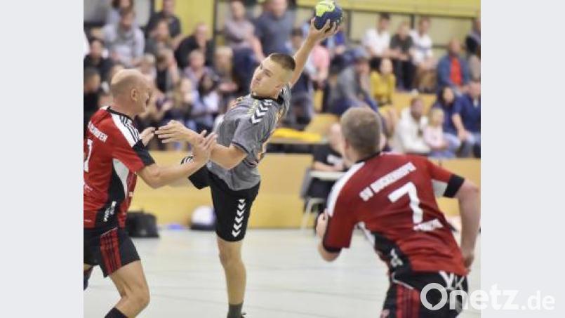 Der ballführende Amberger Paul Rössle (Mitte) wird von den Buckenhofenern Christoph Sümmerer (links) und Rechtsaußen Björn Schwarz (rechts) am Kreis gestellt. Bild: Ziegler