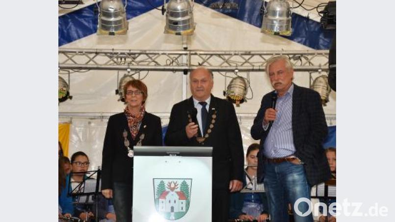 Bürgermeisterin Margit Kirzinger (links) und ihr Amtskollege Pavel Pajer von Rozvadov (Mitte) sprechen am Beginn des Festakts zu den Gästen. Ein Dolmetscher übersetzt. Bild: fjo