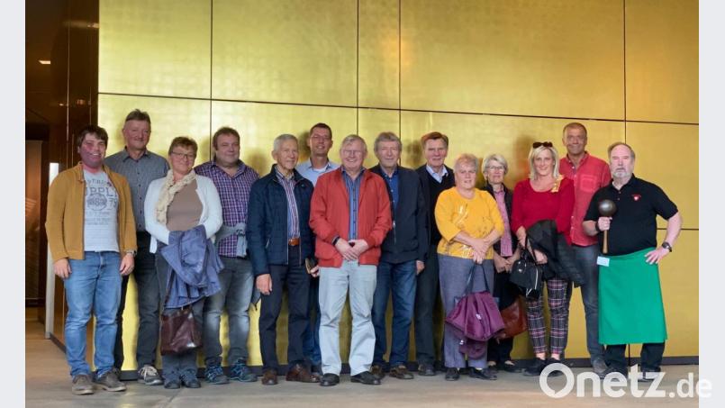 Die Reisegruppe vor der Goldwand. Rechts: Goldschlägermeister Dieter Drotleff Bild: nza