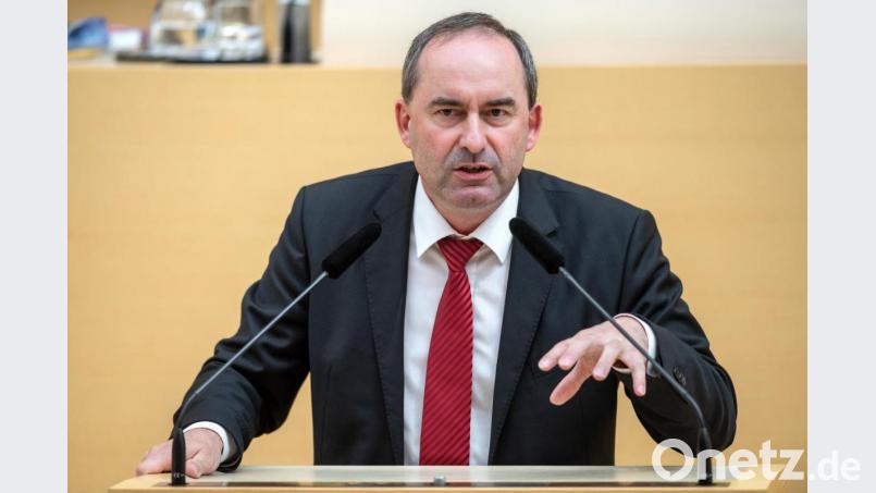 Wirtschaftsminister Hubert Aiwanger (Freie Wähler) hat zum Abschluss des bayerischen Energiegipfels seine Ziele für den Ausbau der regenerativen Energien abgesteckt. Bild: Archivbild: Sina Schuldt/dpa