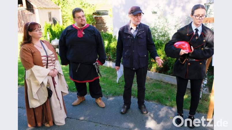 Empfangen werden die Gäste von der Verwandtschaft des Ortsgründers: Konrad von Dachau (Andreas Pieleck) und Adelheit von Wartpech (Susanne Williams) begrüßen die Besucher bei der Zeitreise in das 12. Jahrhundert. Als &quot;Reiseleiter des 21. Jahrhunderts&quot; fungiert Sigurd Burucker. Der versierte Heimatpfleger wird von einer Brandschützerin in historischer Feurwehruniform begleitet. Bild: do