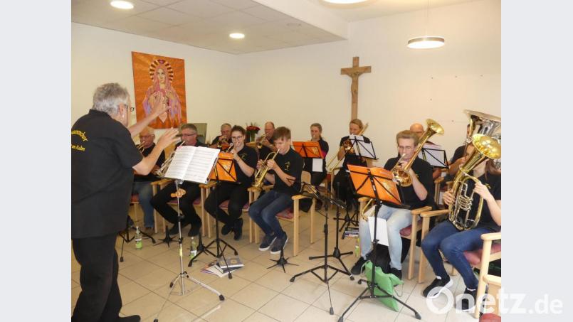 Der Posaunenchor Neustadt am Kulm eröffnet den &quot;Musikherbst&quot; im BRK-Seniorenheim Eschenbach. Bild: rn
