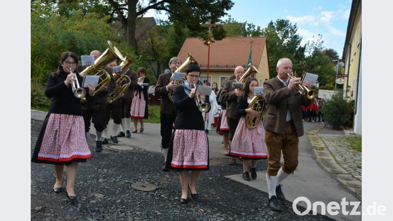 Mit einem Kirchenzug begannen die Feiern zum 40-jährigen Bestehen des Katholischen Landvolks Leonberg. Angeführt von der Mitterteicher Stadtkapelle zogen die Vereine vom Pfarr- und Jugendheim zur Pfarrkirche St. Leonhard. Bild: jr