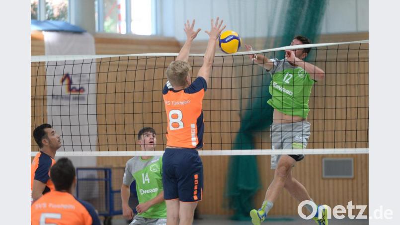 Knapp geschlagen geben mussten sich die Volleyballer des VC Amberg in ihrem ersten Spiel in der Regionalliga, das mit 2:3 gegen den SVS Türkheim verloren ging. Bild: Andreas Brückmann