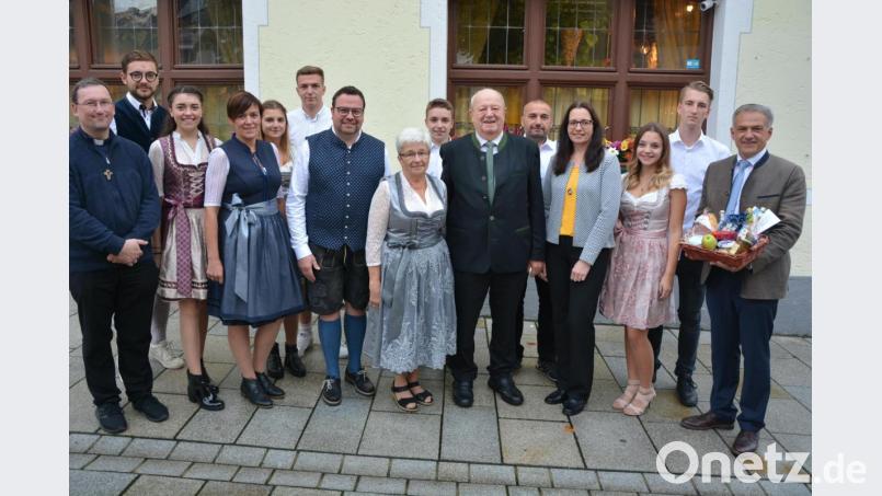 Ihre Goldene Hochzeit feierten am Freitag Veronika und Otto Weiß (Mitte). Im Bild die Jubilare mit Kindern, Enkelkindern und Freunden sowie Pfarrer Christian Preitschaft (links) und Bürgermeister Roland Grillmeier (rechts). Bild: jr