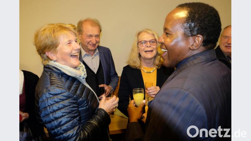 Die Begegnung im Dammbauernhaus bietet den Pfarrangehörigen Gelegenheit, die neuen pastoralen Mitarbeiter näher kennen zu lernen. Bild: do