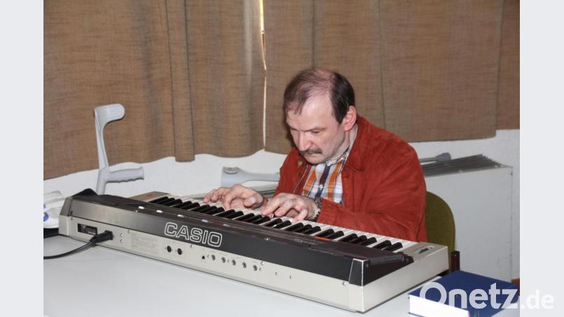 An seinem Keyboard hat Hans Markl sowohl den Gottesdienst als auch den gemeinsamen Gesang beim Seniorennachmittag begleitet. Bild: frd