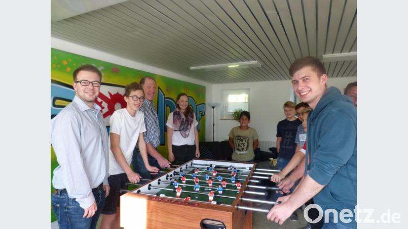 Mit einem Kickerturnier legt der neue Jugendtreff in Weigendorf los. Auf viele Besucher hoffen Zweiter Bürgermeister Fabian Bräutigam (Dritter von links) und Jugendbeauftragte Katrin Brand (Vierte von links). Bild: fm