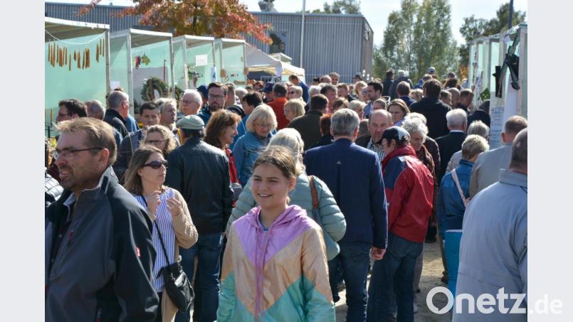 Dicht an dicht zogen die Menschen durch den Fischhofpark. Bild: jr