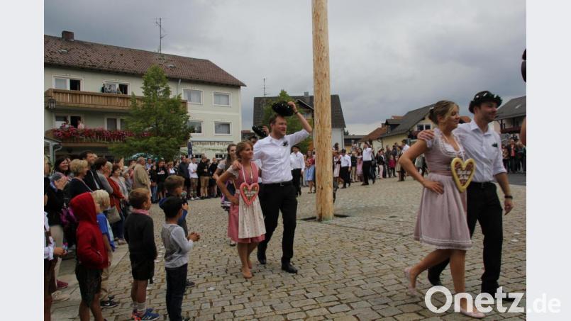 Viel Zeit zum Baumaustanzen bleibt den 29 Paaren nicht, denn nachdem das letzte der 18 amüsanten Gstanzeln gesungen ist, setzt der Regen ein. Die Feier geht im Zelt weiter. Bild: ads