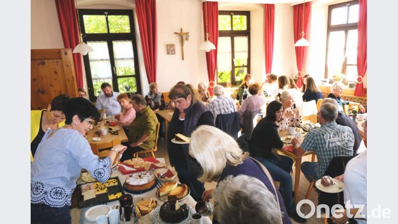 Bei Kaffee und Kuchen können sich die &quot;Jubiläumsgäste&quot; im Frauenbund-Raum im alten Schulhaus entspannen. Bild: do