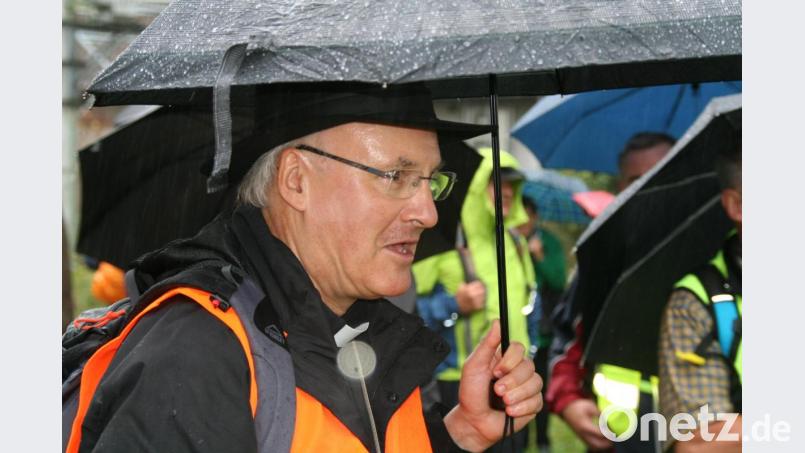 Bischof Rudolf Voderholzer unterm Regenschirm. Bild: Zintl