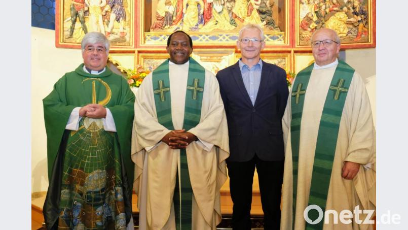 Das Pastoralteam der Pfarrei St. Laurentius ist wieder komplett. Bei einem Festgottesdienst begrüßen Stadtpfarrer Thomas Jeschner (links) und Ruhestandspfarrer Helmut Süß (rechts) Pfarrvikar Dr. Victor Usman Jamahh (Zweiter von links) und Personalreferent Alfred Kick (rechts daneben). Bild: do