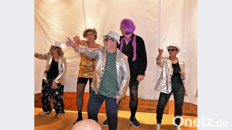 Showeinlage der "Special Guests". Wer erkennt hier Klasslehrer und Schulleiter? Bild: wbe