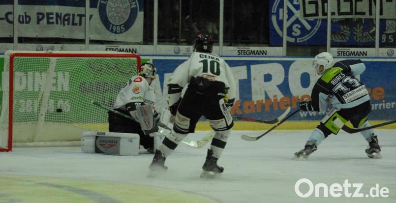 Die Entscheidung im ersten Heimspiel der Blue Devils: Tomas Rubes (rechts) schießt in der 47. Minute zum 4:2-Endstand ein. Die Höchstadter Michael Cejka und Torwart Nicola Henseleit haben das Nachsehen. Bild: gb