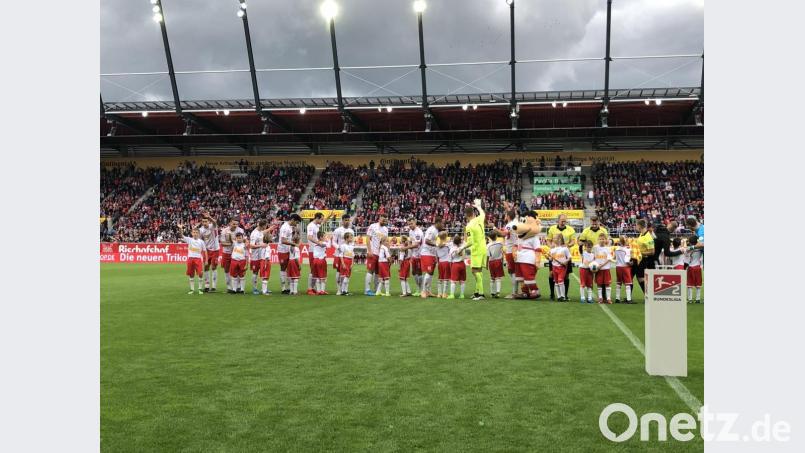 Was für ein Moment: Die E2-Jugendmannschaft der Spielgemeinschaft SV Michaelpoppenricht/SVL Traßlberg durfte am Samstag mit Jahn Regensburg zur Partie gegen den HSV einlaufen. Bild: exb