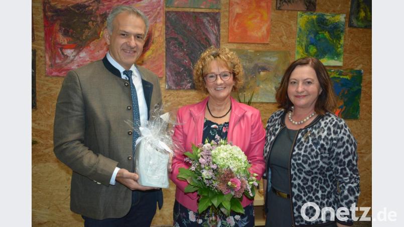 Zum 60. Geburtstag erhielt Lehrerin Helga Pötzl (Mitte) bei einer Feier an der Grundschule Mitterteich nachträgliche Glückwünsche. Es gratulierten Schulleiterin Renate Zuber und Bürgermeister Roland Grillmeier. Bild: jr