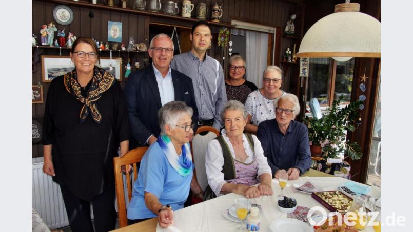 Zur Gratulationscour versammelt sind (sitzend, von links) AWO-Beisitzerin Gerda Olk, Hannelore Steger mit Ehemann Hans Steger, (hinten, von links AWO-Vorsitzende Ute Höhlein, Bürgermeister Winfried Franz, AWO-Kassier Christian Beyer und zwei Schwestern der Jubilarin. Bild: ds