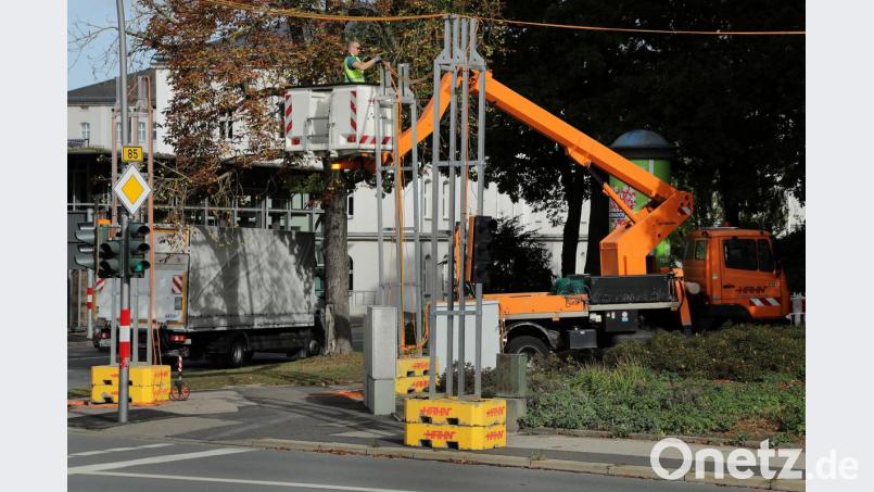 Ende der vergangenen Woche wurde die Behelfsampel an der Kreuzung B 85/Kaiser-Wilhelm-Ring aufgebaut. Inzwischen regelt sich an diesem neuralgischen Knoten den Verkehr. Bild: Wolfgang Steinbacher