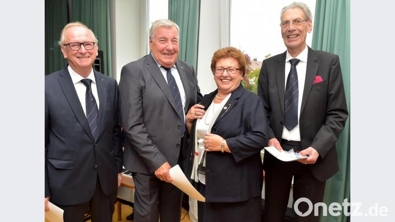 Rudolf Mehringer, Wilhelm Wild und Heinz Mestermann (von links) wurden als Vorstände aus der Schwesternschaft verabschiedet und zu Ehrenmitgliedern ernannt. Oberin Brigitte Wedemeyer nahm die Ehrung vor. Bild: Hubert Ziegler