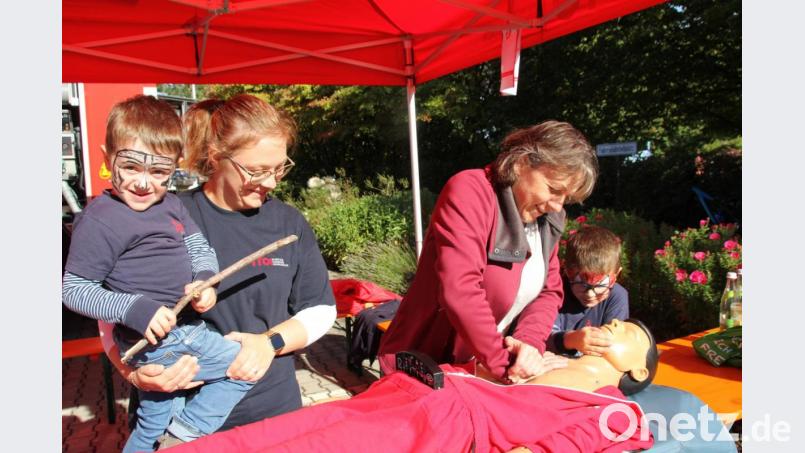 Nahezu das ganze Spektrum der medizinischen Versorgung und auch der Notfallversorgung wurde beim „Tag der offenen Tür“ in der Asklepios-Klinik abgebildet. Unter anderem konnte bei den First Respondern der Feuerwehr Oberviechtach die Wiederbelebung an einer Puppe geübt werden. Bild: frd