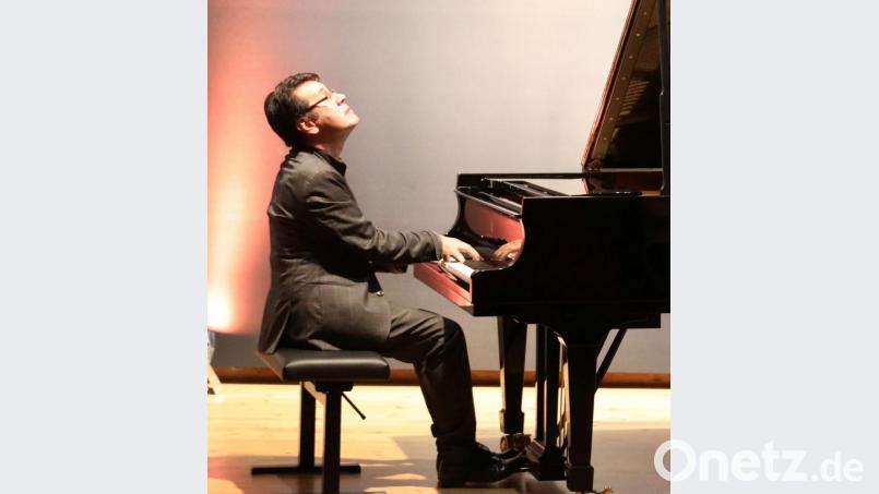Mit einem einfühlsamen Klavierabend eröffnete Ulugbek Palvanov das Klassik-Festival „Goldener Oktober“ im Oberpfälzer Künstlerhaus. Bild: Gerhard Götz