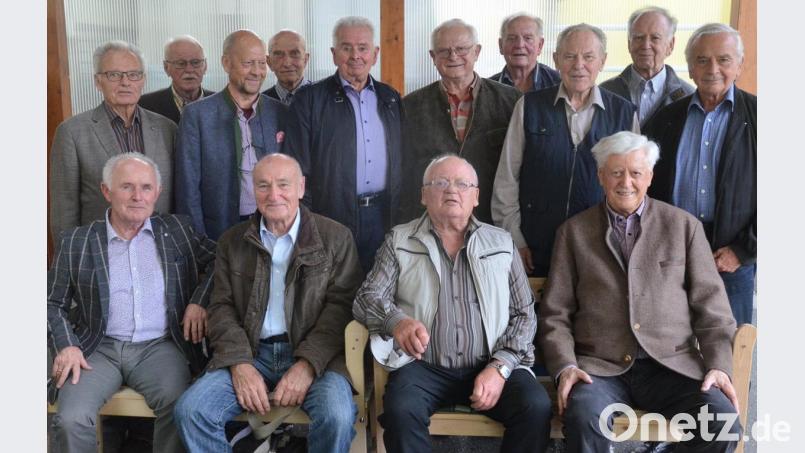 Ehemalige Kameraden des Einschulungsjahrgangs 1945 an der Pestalozzischule treffen sich in Weiden. Bild: Kunz