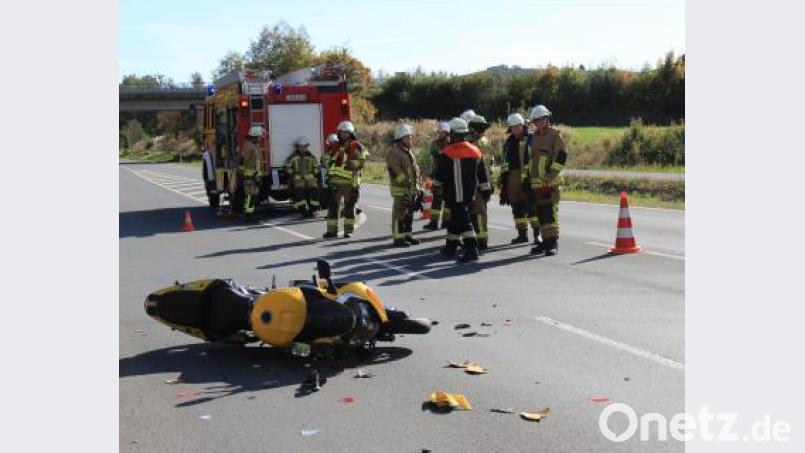 Der Motorradfahrer konnte den Zusammenstoß nicht mehr verhindern und stürzte. Die Feuerwehr Tirschenreuth leitete den Verkehr an der Unfallstelle vorbei. Bild: hd