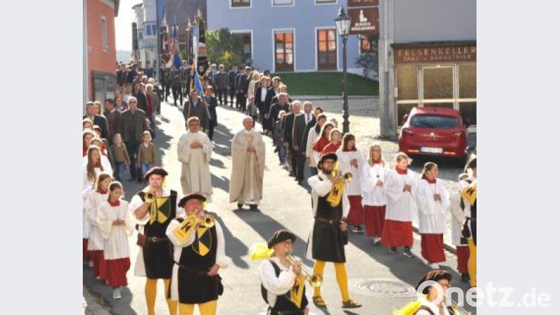 Mit einem langen Kirchenzug begann am Sonntag die Feier des Kirchenpatroziniums &quot;St.Michael&quot;.in der Pfarrei Tännesberg. Bild: es