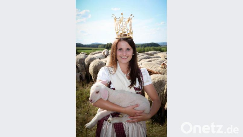 Simone Ostermeier liebt Schafe, Lämmer und ihre Heimat, die Oberpfalz. Zwei Jahre vertrat sie diese als Bayerische Wollkönigin. Bild: exb