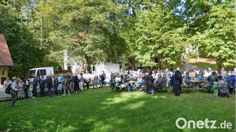 Nach dem Gottesdienst genossen viele Gläubige auf der großen Wiese Leberkäse, Wiener oder Kaffee und Kuchen. Bild: wbe