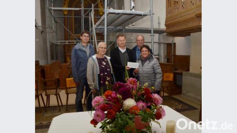 Eine schwere Aufgabe liegt mit der Gesamtrenovierung der Stadtkirche vor den Verantwortlichen der Evangelischen Kirchengemeinde. Christa Wildenauer (rechts) brachte 1000 Euro Spenden vorbei. Stadtpfarrer Dieter Schinke (Mitte) nahm das Geld mit Uli Münchmeier, Ulrike Kießling und Hermann Bibel (von links) dankbar entgegen. Bild: dob