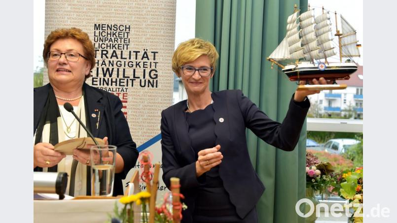 Festakt zum Wechsel im Amt der Vorsitzenden der Schwesternschaft Wallmenichhaus. Die alte Oberin Brigitte Wedemeyer (links) überreichte ihrer Nachfolgerin Tatjana Richter (rechts) ein Segelschiff als Symbol für die Schwesternschaft. Bild: zig