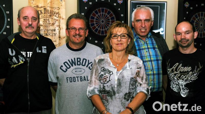 Daniel Birkholz (rechts), der neue Vorsitzende der Dartliga, verabschiedet ehemalige Vorstandsmitglieder, die teils fast 25 Jahre im Amt waren (von links): Olli Bogner, Peter Ritter, Petra Zenger und Manfred Hofmann. Bild: gf
