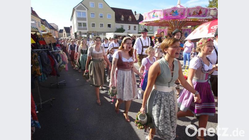 Bestens gelaunt ziehen die Kirwapaare auf den Marktplatz ein. Bild: hm
