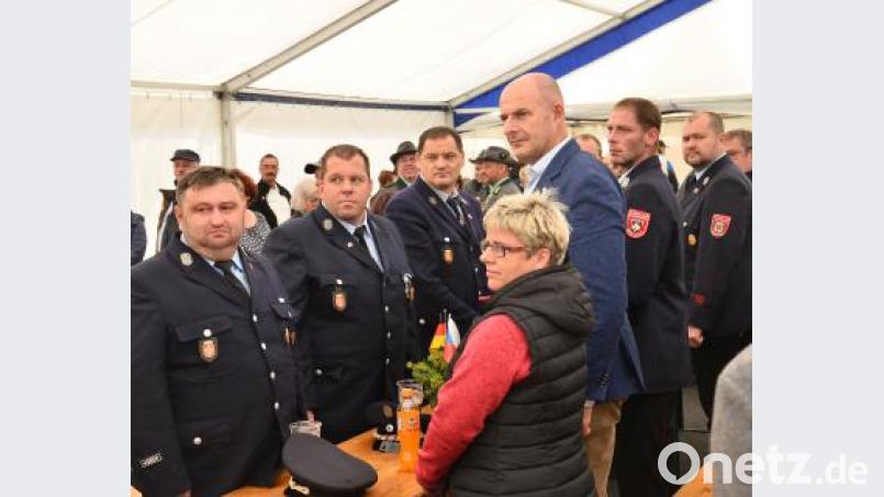 Der Hauptmann der Region Pilsen, Josef Bernard (Dritter von rechts) sucht bei der Waidhauser Feuerwehr mit (von rechts) Hans-Peter Müller, Michael Eschenbecher und Helmut Hanauer Gesprächspartner aus der Oberpfalz. Bild: fjo