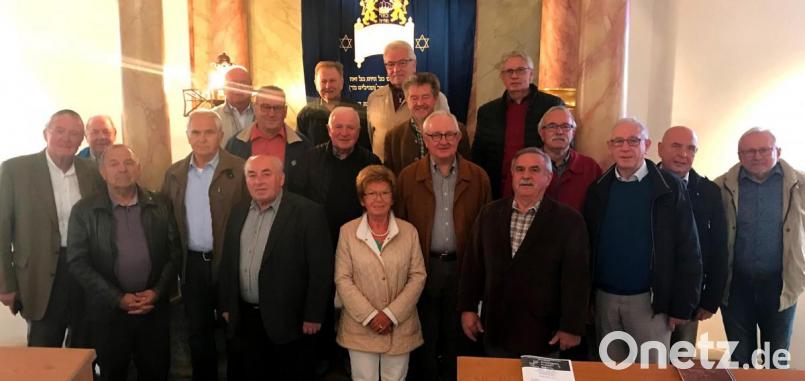18 ehemalige Bürgermeister waren von der Flosser Synagoge beeindruckt. Die Treffen der Altbürgermeister-Runde organisiert Boris Damzog (Fünfter von rechts). Bild: mef
