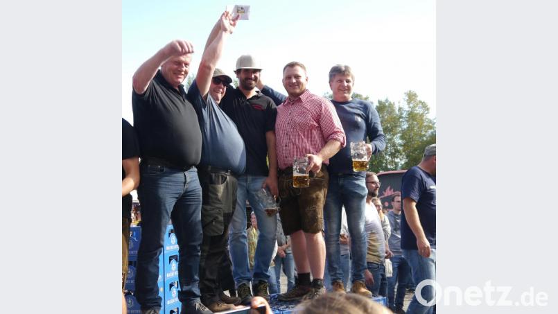 Die starken Männer des Schützenvereins Hüttstadl: (von links) Willi Pscherer, Dirk Vogel, Mario Bauer, Michael und Martin Weinert. Bild: gis