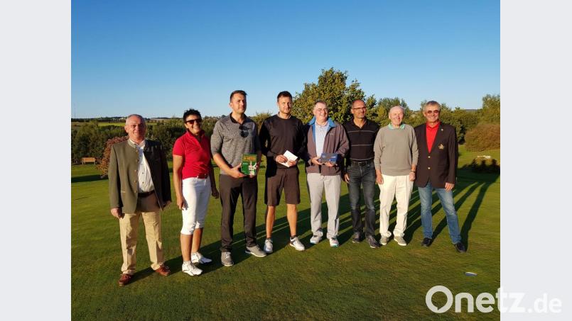 Die erfolgreichsten Teilnehmer des Vergleichsturniers, von links Herbert Bäuml als Vertreter des Golfclubs Stiftland zusammen mit Petra Schmidtkonz, Martin Prey, Florian Plail, Armin Goller, Heinz Engmann, Horst Röder und Kurt Knote, Präsident des Golfclubs Schwanhof.. Bild: exb