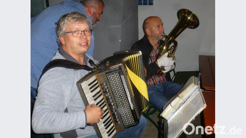 Josef Forster am Althorn (hinten) stimmte in verschiedenen Besetzungen mit ein. Bild: mad