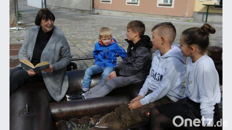 Irmgard Buschhausen las am Samstag vor dem Vils-Kiosk Kindergeschichten vor. Die Zahl der Zuhörer blieb bei dieser Premiere überschaubar. Bild: gf