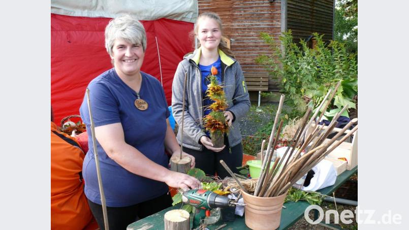 Mit etwas Fingerfertigkeit konnten Teilnehmer am Stand von Claudia Dietz schöne herbstliche Sträuße binden. Bild: kgg