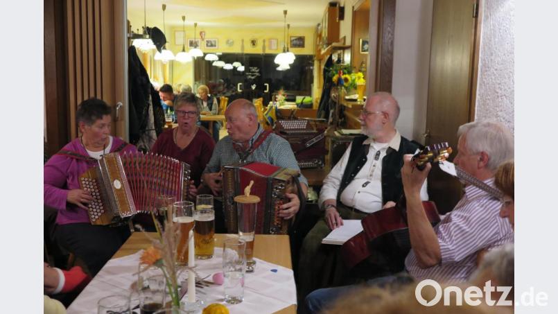 Gastgeber Herbert Storek (Zweiter von rechts) freute sich, dass Marielle Kett, Marga Roßman und Theo Helgert (von links) ohne vorherige Probe so gut miteinander singen und musizieren konnten. Helmut Reichl (rechts) fand gleich die richtigen Begleitakkorde auf seiner Gitarre. Bild: jzk