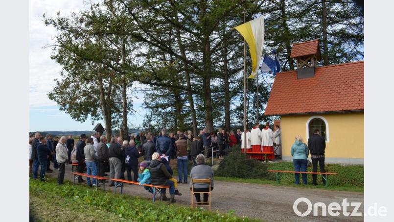 Viele Gläubige sind zur Leonhard-Kapelle gekommen. Bild: fz
