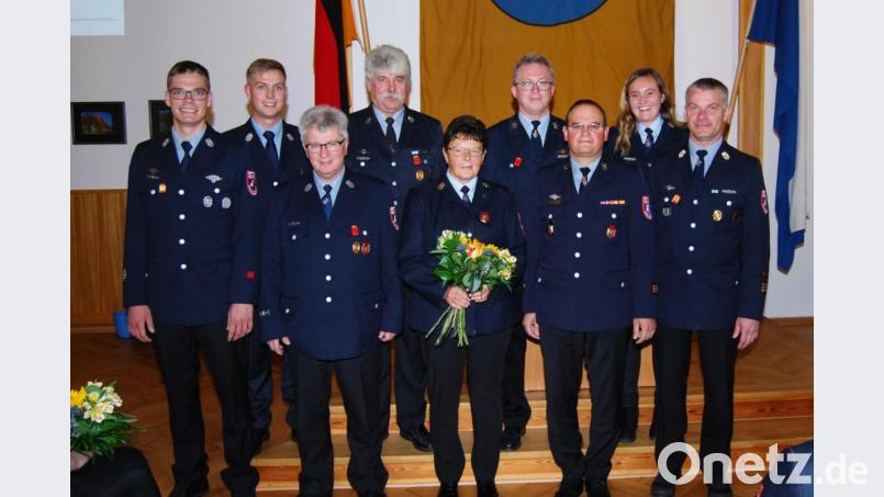 Gerhard Stahl, Brigitte Süss und Anton Schwägerl (vorne, von links) werden für ihre jahrzehntelange Feuerwehrarbeit im Rathaus ausgezeichnet. Vor allem die Laudatoren Magdalena Süss (Zweite von rechts) und Thomas Stahl (Zweiter von links) überraschen die Gäste mit emotionalen Reden. Bild: dob